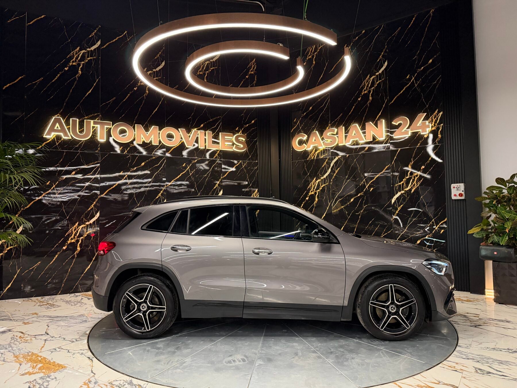 MERCEDES-BENZ GLA 200D 4MATIC AMG Edition Motor Mercedes con CADENAFUL FUL FUL