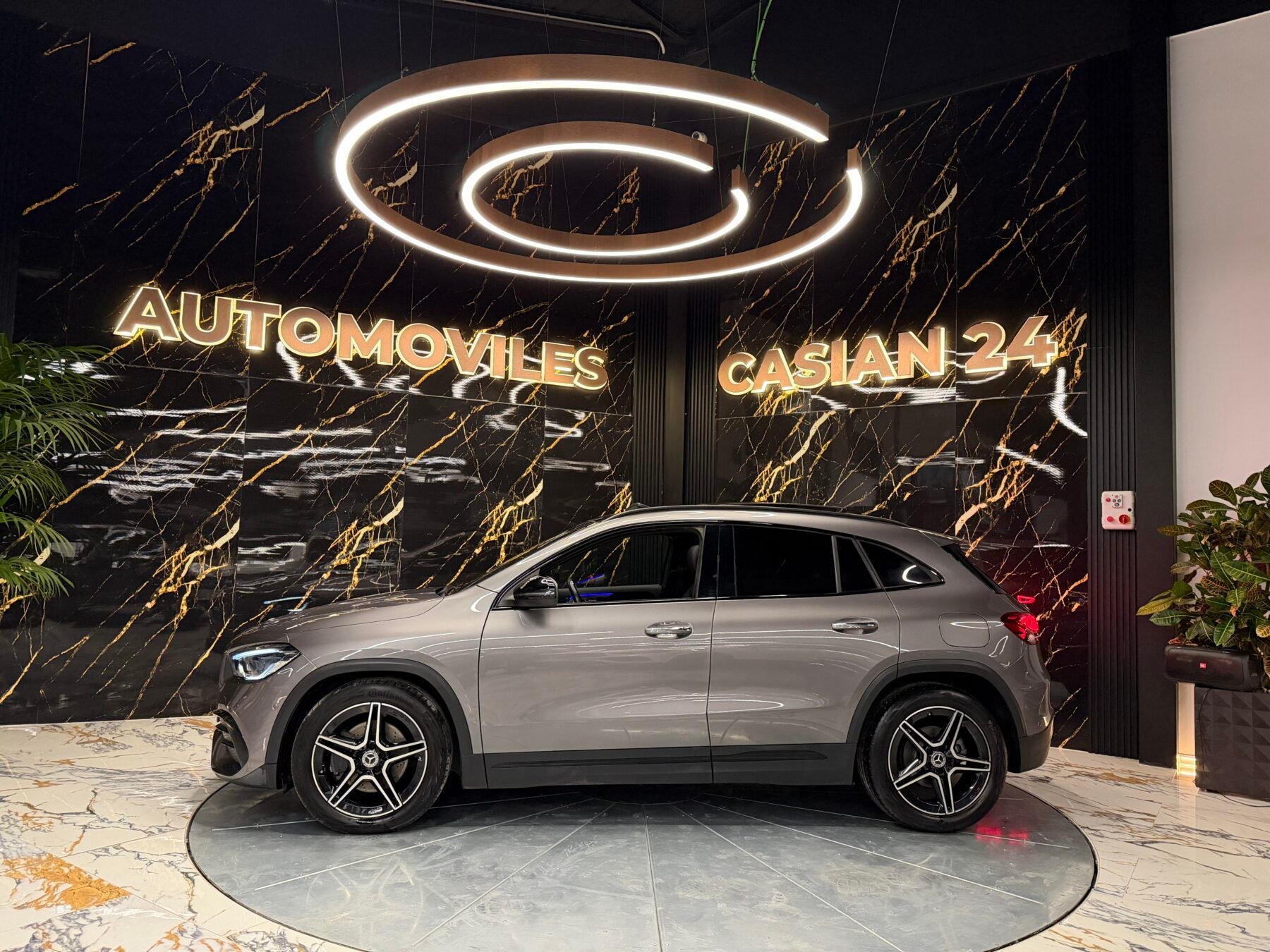 MERCEDES-BENZ GLA 200D 4MATIC AMG Edition Motor Mercedes con CADENAFUL FUL FUL