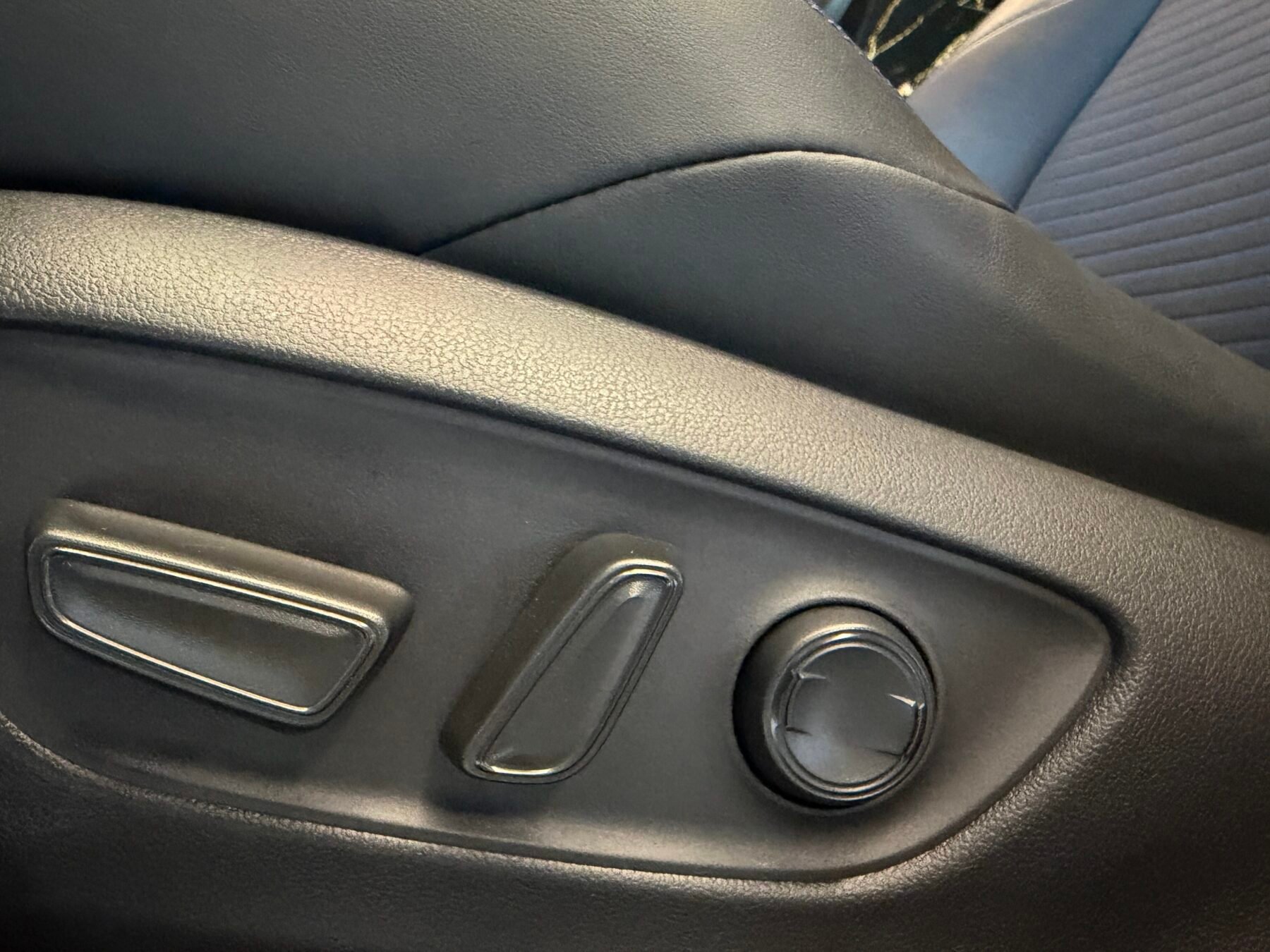 TOYOTA Rav4 2.5l 220H Luxury 4WD PANORAMA FULL