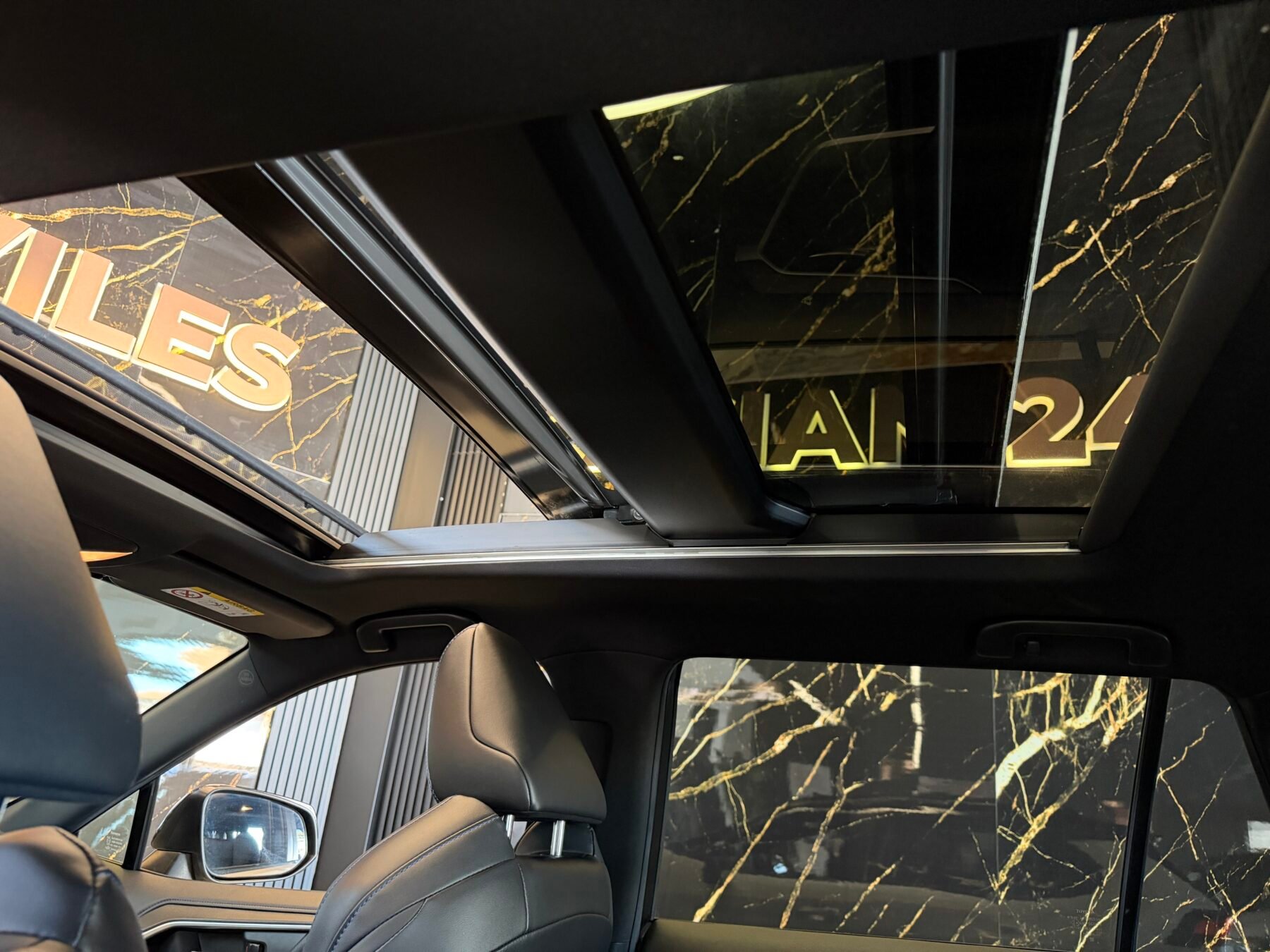 TOYOTA Rav4 2.5l 220H Luxury 4WD PANORAMA FULL