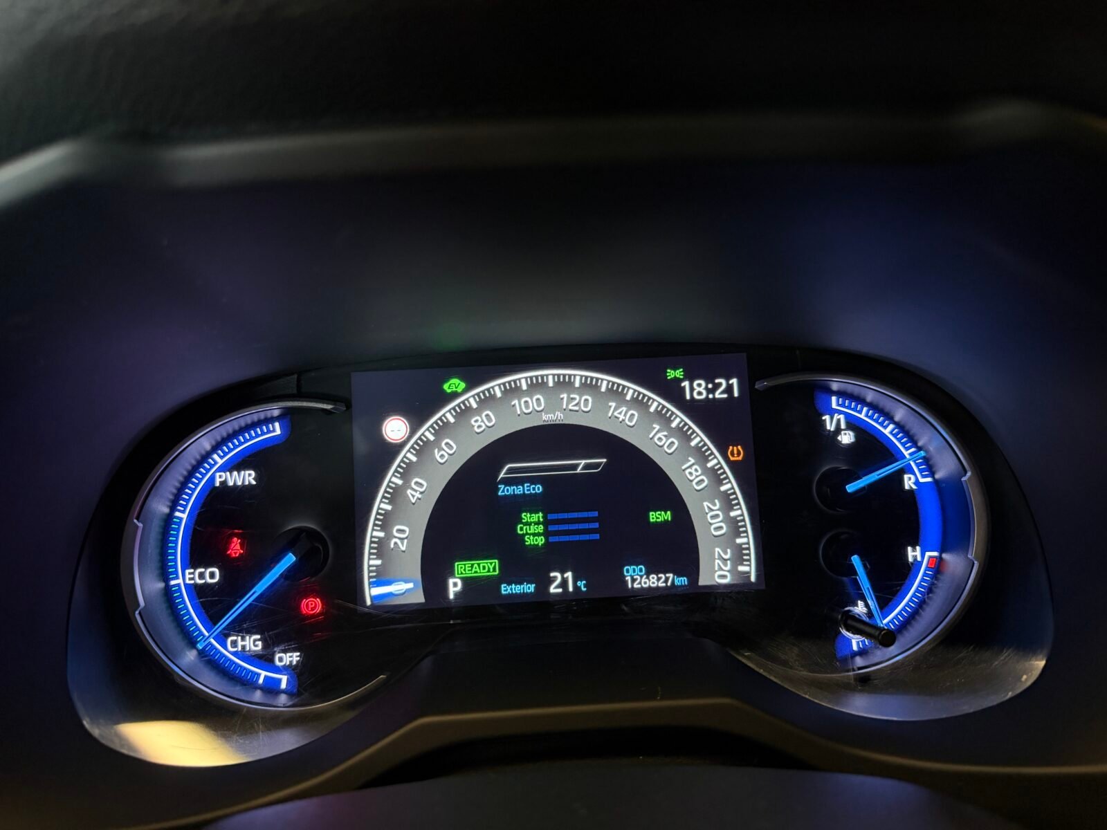 TOYOTA Rav4 2.5l 220H Luxury 4WD MOTOR IRROMPIBLE