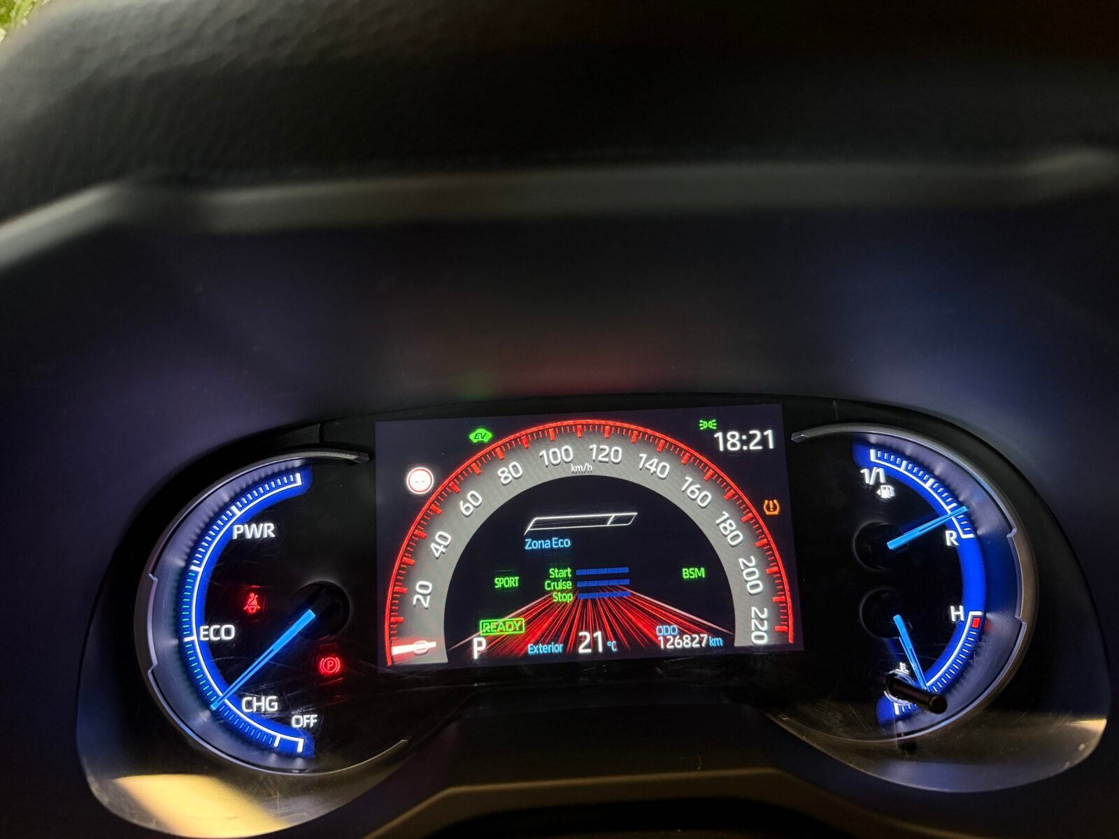 TOYOTA Rav4 2.5l 220H Luxury 4WD MOTOR IRROMPIBLE