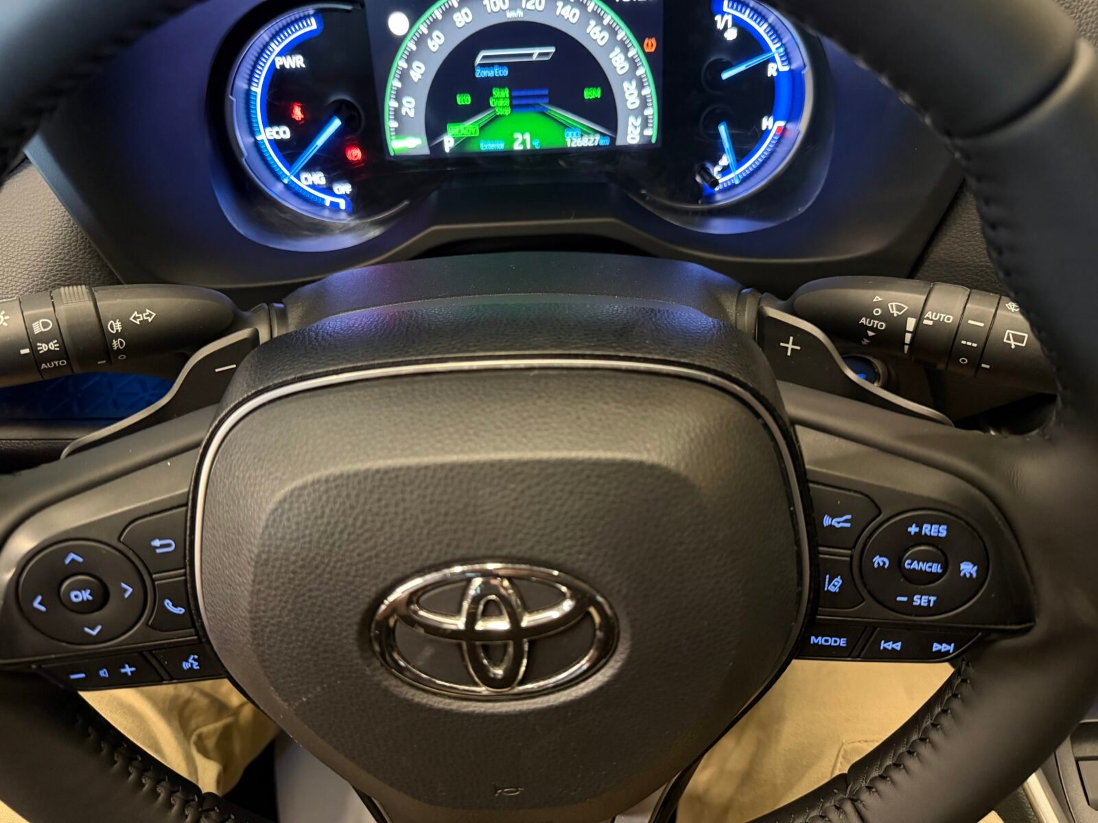 TOYOTA Rav4 2.5l 220H Luxury 4WD MOTOR IRROMPIBLE