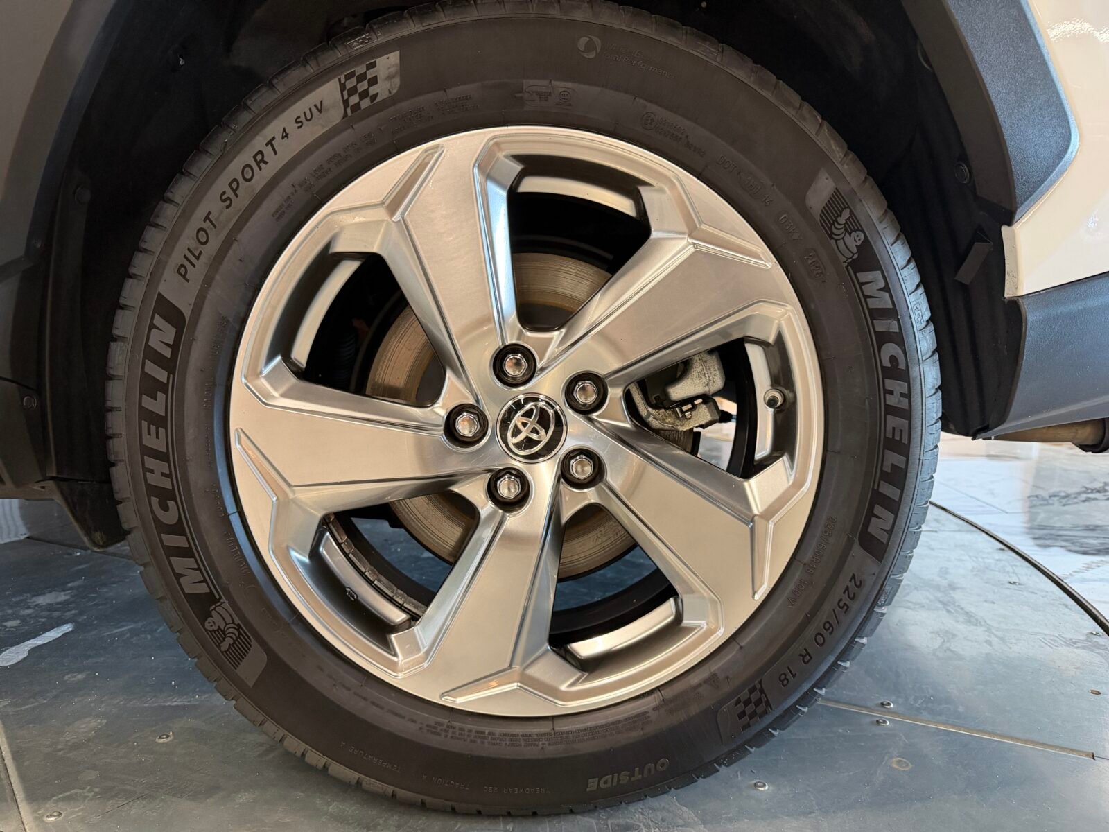TOYOTA Rav4 2.5l 220H Luxury 4WD MOTOR IRROMPIBLE