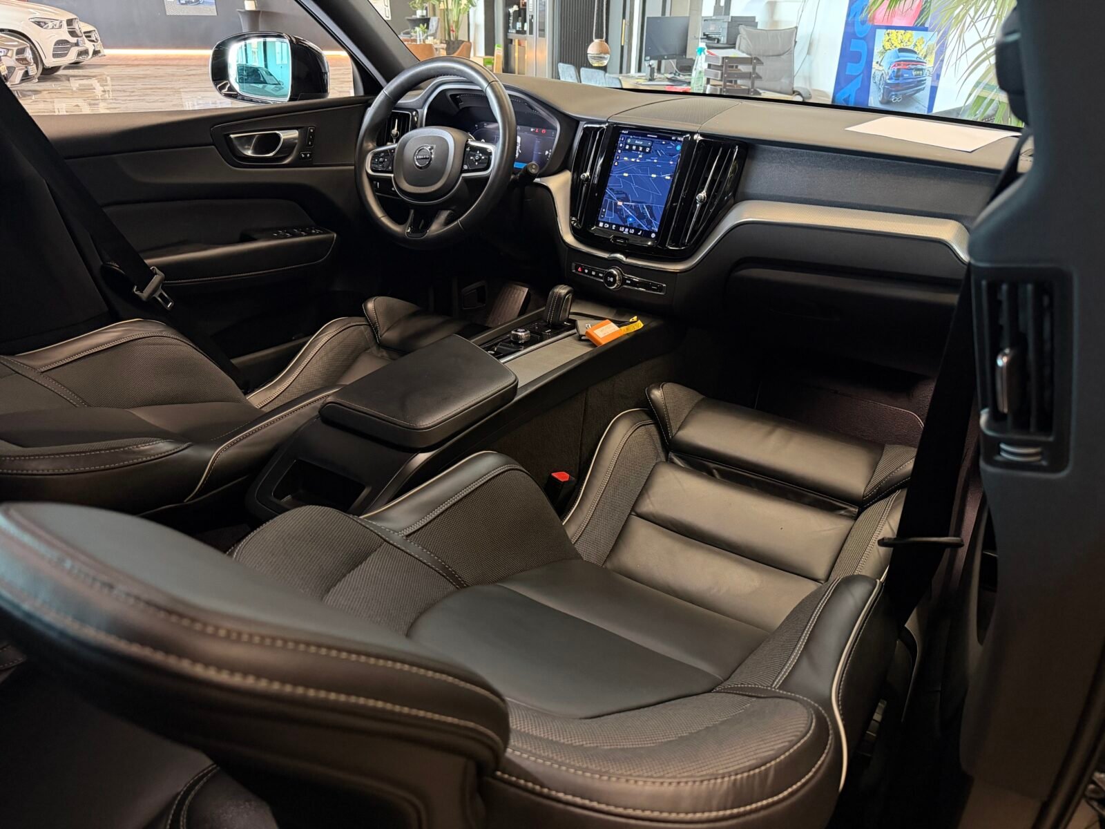 VOLVO  XC60 2.0 B4 207CV R Design 