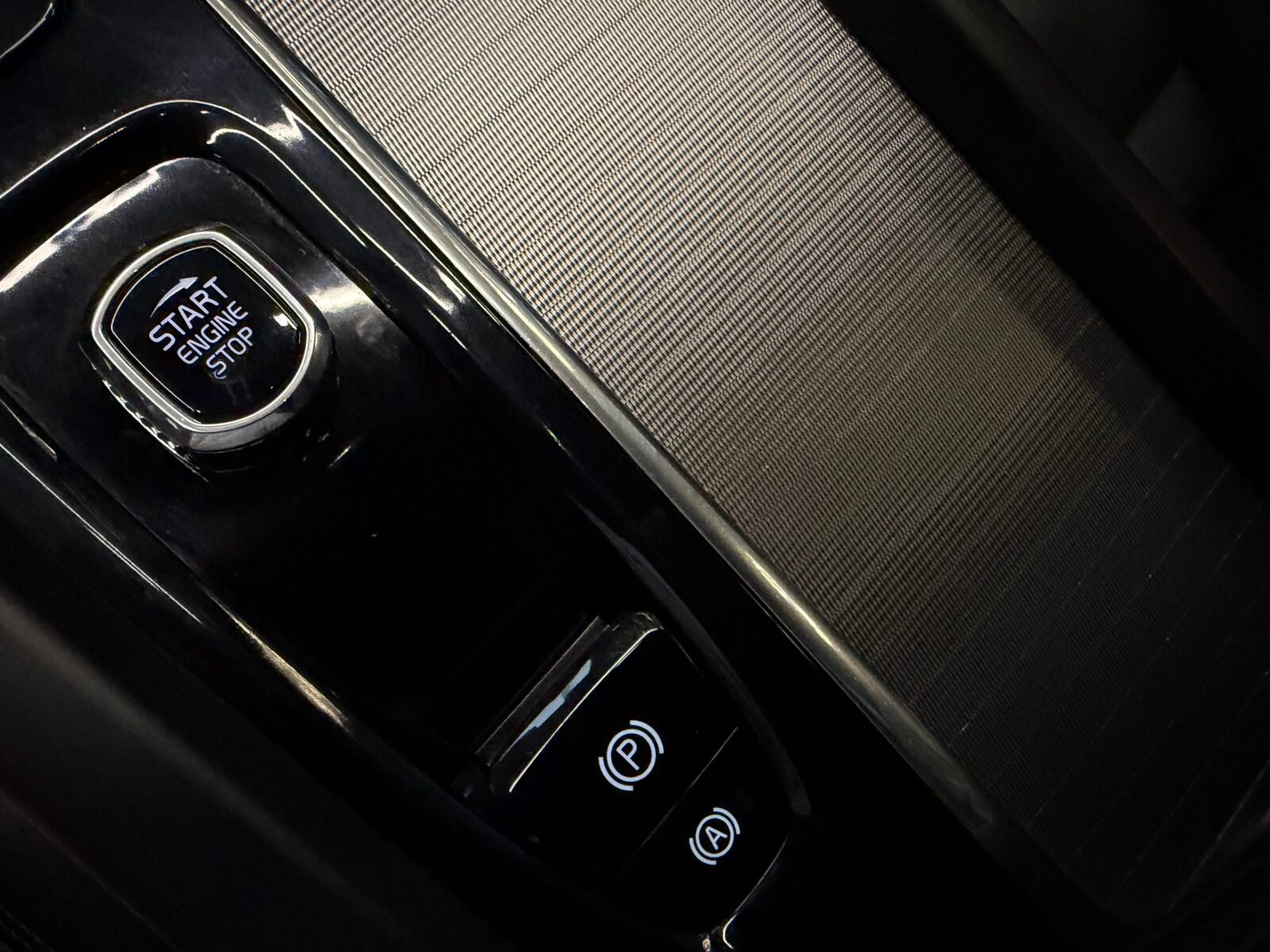 VOLVO  XC60 2.0 B4 207CV R Design 