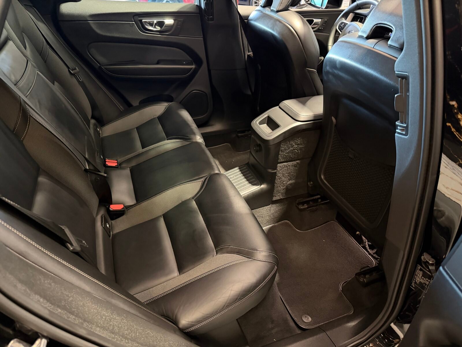 VOLVO XC60 2.0 T6 AWD Recharge Ultimate Dark Auto