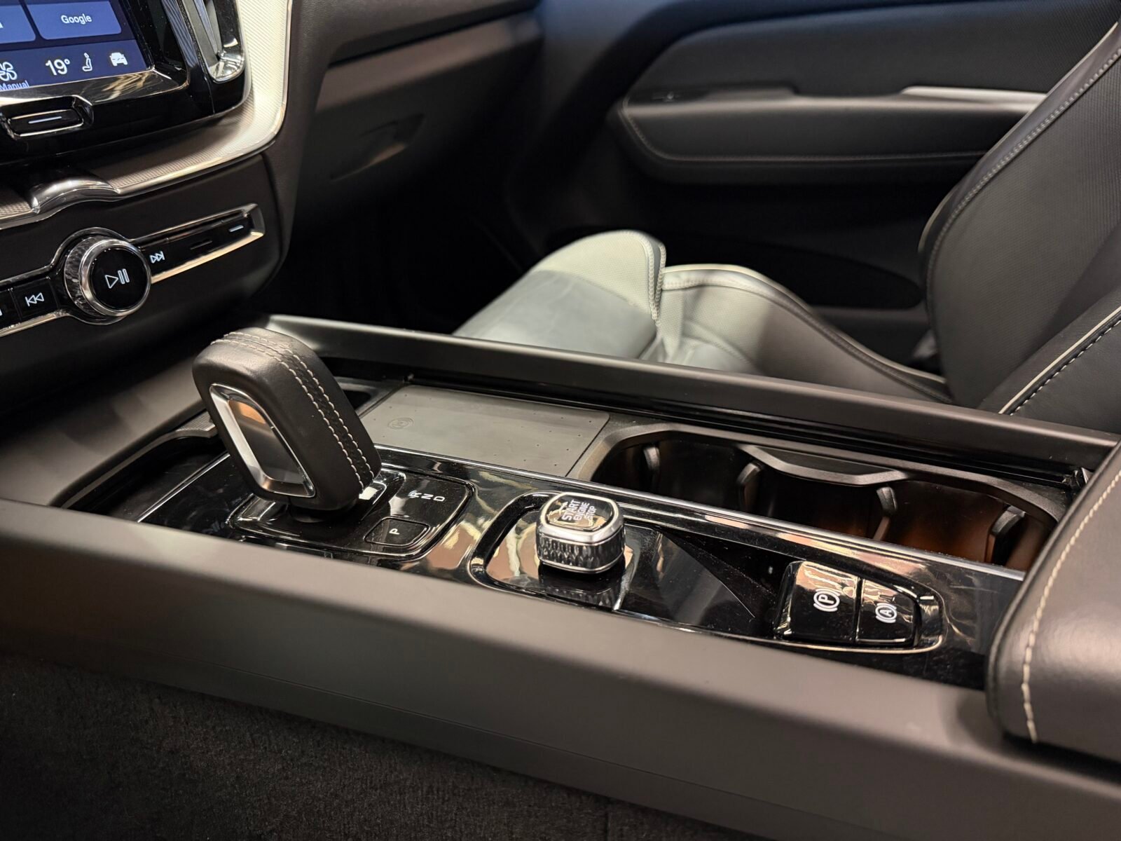 VOLVO XC60 2.0 T6 AWD Recharge Ultimate Dark Auto