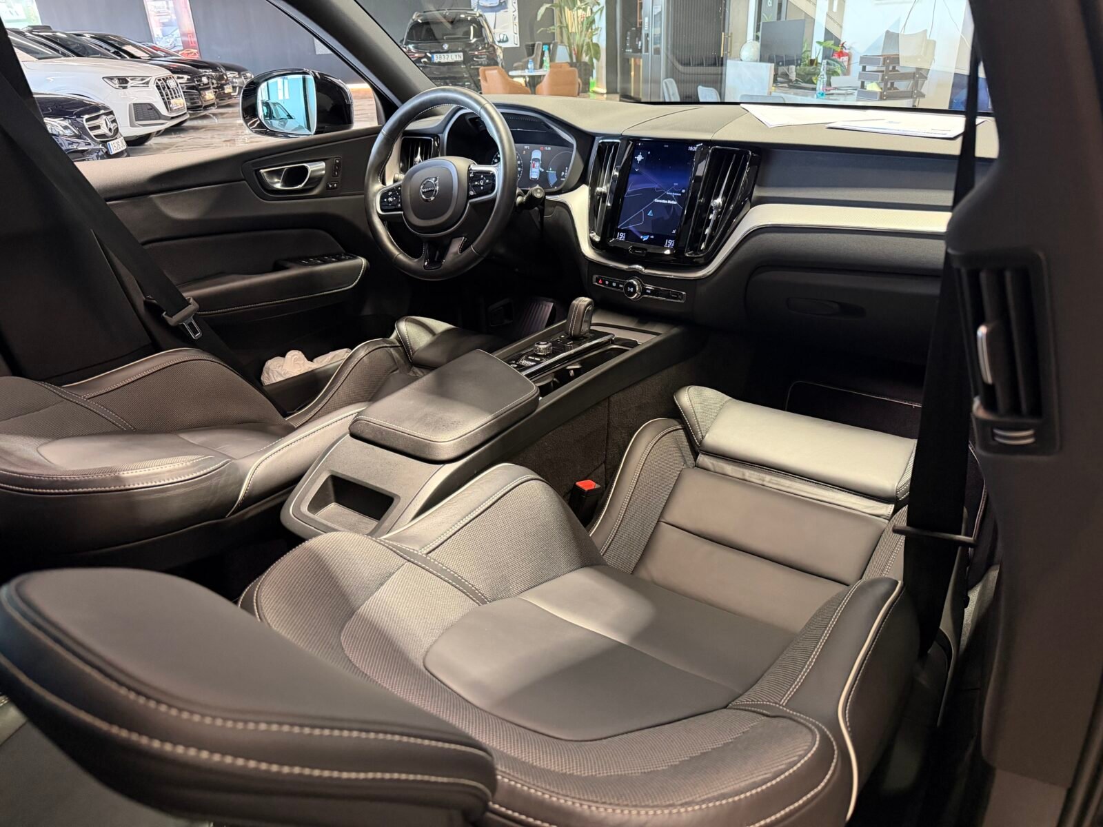 VOLVO XC60 2.0 T8 AWD Recharge RDesign Exp Auto