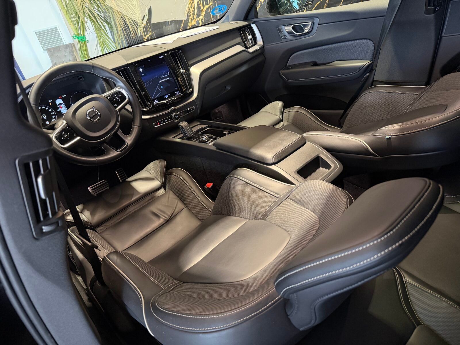 VOLVO XC60 2.0 T8 AWD Recharge RDesign Exp Auto