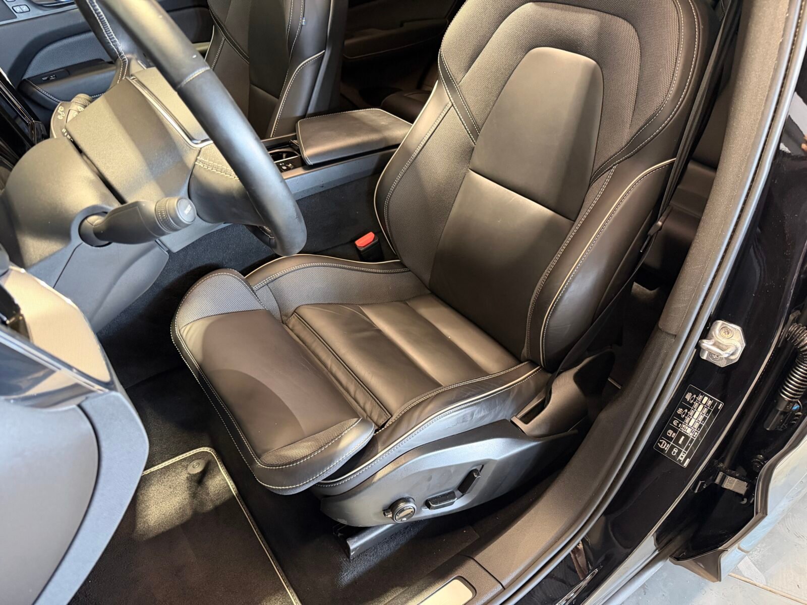 VOLVO XC60 2.0 T8 AWD Recharge RDesign Exp Auto