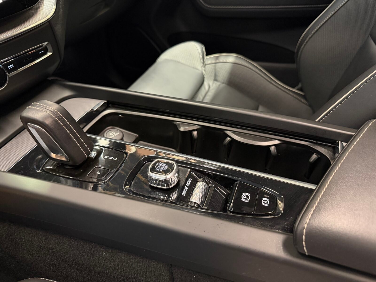 VOLVO XC60 2.0 T8 AWD Recharge RDesign Exp Auto